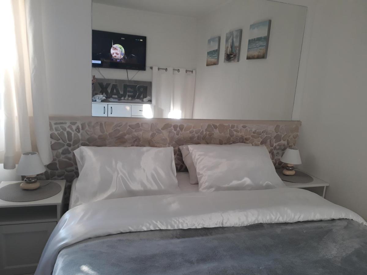 Relax Tiny Villas 40 Meters Of The Beach Zrnovo Екстериор снимка